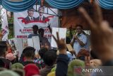  Calon Gubernur Banten nomor urut 2 Andra Soni menyampaikan orasi politik saat menggelar kampanye di Desa Lebakwana, Kecamatan Kramatwatu, Kabupaten Serang, Banten, Sabtu (26/10/2024). Andra berkampanye ke sejumlah titik di Kabupaten Serang untuk berdialog dengan masyarakat sekaligus menyampaikan program unggulannya yaitu sekolah gratis. ANTARA FOTO/Angga Budhiyanto/gp