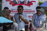 Calon Gubernur Banten nomor urut 2 Andra Soni (tengah) berdialog dengan warga saat menggelar kampanye di Desa Lebakwana, Kecamatan Kramatwatu, Kabupaten Serang, Banten, Sabtu (26/10/2024). Andra berkampanye ke sejumlah titik di Kabupaten Serang untuk berdialog dengan masyarakat sekaligus menyampaikan program unggulannya yaitu sekolah gratis. ANTARA FOTO/Angga Budhiyanto/gp