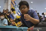 Peserta merakit robot saat mengikuti perlombaan robotika Codero National Competition di Transpark Mall Bintaro, Tangerang Selatan, Banten, Sabtu (26/10/2024). Perlombaan robotika yang diikuti ratusan peserta tersebut memiliki enam kategori yakni Speed Building, Coding Scratch, Roblox, Arduino, Robot Challenge, dan Coloring serta pameran karya robotika guna mengembangkan minat anak muda terhadap sains dan teknologi. ANTARA FOTO/Sulthony Hasanuddin/gp