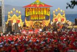 Sejumlah penari menggelar latihan jelang pelaksanaan Festival Gandrung Sewu di Pantai Boom Banyuwangi, Jawa Timur, Jumat (25/10/2024). Latihan tari kolosal yang melibatkan lebih dari seribu penari gandrung tersebut sebagai persiapan terahir jelang gelaran Festival Gandrung Sewu yang akan digelar pada Sabtu (26/10) di Pantai Marina Boom Banyuwangi. ANTARA Jatim/Budi Candra Setya/mas.