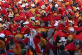 Sejumlah penari menggelar latihan jelang pelaksanaan Festival Gandrung Sewu di Pantai Boom Banyuwangi, Jawa Timur, Jumat (25/10/2024). Latihan tari kolosal yang melibatkan lebih dari seribu penari gandrung tersebut sebagai persiapan terahir jelang gelaran Festival Gandrung Sewu yang akan digelar pada Sabtu (26/10) di Pantai Marina Boom Banyuwangi. ANTARA Jatim/Budi Candra Setya/mas.