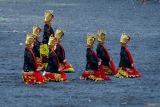 Sejumlah penari mengikuti ritual meras Gandrung di Pantai Boom Banyuwangi, Jawa Timur, Jumat (25/10/2024). Meras Gandrung (wisuda penari gandrung) merupakan acara ritual yang menandai bahwa seseorang sudah dinyatakan lulus setelah mendapatkan pelatihan dari gandrung seniornya sehingga siap melakukan pementasan tari gandrung secara utuh. ANTARA Jatim/Budi Candra Setya/mas.