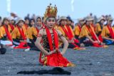 Seorang penari mengikuti ritual meras Gandrung di Pantai Boom Banyuwangi, Jawa Timur, Jumat (25/10/2024). Meras Gandrung (wisuda penari gandrung) merupakan acara ritual yang menandai bahwa seseorang sudah dinyatakan lulus setelah mendapatkan pelatihan dari gandrung seniornya sehingga siap melakukan pementasan tari gandrung secara utuh. ANTARA Jatim/Budi Candra Setya/mas.