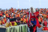 Seorang tokoh adat menggelar ritual meras Gandrung di Pantai Boom Banyuwangi, Jawa Timur, Jumat (25/10/2024). Meras Gandrung (wisuda penari gandrung) merupakan acara ritual yang menandai bahwa seseorang sudah dinyatakan lulus setelah mendapatkan pelatihan dari gandrung seniornya sehingga siap melakukan pementasan tari gandrung secara utuh. ANTARA Jatim/Budi Candra Setya/mas.