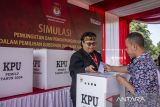 Warga memasukkan surat suara ke dalam kotak suara saat mengikuti simulasi pemungutan dan penghitungan suara pemilihan serentak 2024 di Cisarua, Kabupaten Bandung Barat, Jawa Barat, Sabtu (26/10/2024). Simulasi yang digelar oleh KPU Provinsi Jawa Barat tersebut dilakukan sebagai persiapan bagi para petugas penyelenggara dan warga mengenai tata cara pemungutan dan penghitungan suara Pilkada 2024 yang akan dilaksanakan serentak pada 27 November. ANTARA FOTO/Abdan Syakura/agr