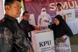 Warga memasukan surat suara ke dalam kotak suara saat simulasi pemungutan suara pemilihan Gubernur dan Wakil Gubernur Provinsi Banten 2024 di Warunggunung, Lebak, Banten, Sabtu (26/10/2024). Simulasi tersebut diselenggarakan guna mempersiapkan para petugas serta warga dalam tata cara pemungutan dan perhitungan surat suara Pilkada 2024 yang akan dilaksanakan serentak di seluruh Indonesia pada 27 November 2024. ANTARA FOTO/Muhammad Bagus Khoirunas/gp