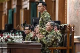 Menko Infrastruktur dan Pembangunan Kewilayahan Agus Harimurti Yudhoyono (kedua kanan) bersama Menko Bidang Pangan Zulkifli Hasan (kanan), Menko Bidang Hukum, Hak Asasi Manusia, Imigrasi, dan Pemasyarakatan Indonesia Yusril Ihza Mahendra (ketiga kanan) dan Menko Bidang Pemberdayaan Masyarakat Muhaimin Iskandar (kiri) mengikuti pembekalan dan makan malam oleh Presiden Prabowo Subianto dalam rangka acara kegiatan rapat kerja dan retret Kabinet Merah Putih 2024-2029 di Ruang Makan Husein Taruna Akademi Militer, Magelang, Jawa Tengah, Jumat (25/10/2024). Dalam pembekalan tersebut Prabowo menyampaikan agar para Kabinet Merah Putih dan Utusan Presiden dapat melihat semangat, disiplin seorang prajurit yang siap berkorban jiwa dan raga untuk bangsa dan negara, sehingga para menteri siap untuk membela kepentingan bangsa dan rakyat Indonesia. Antara Kaltim/Muhammad Adimaja/wpa/mrh