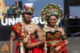 Model memperagakan gaun pengantin khas Banyuwangi di Pantai Marina Boom Banyuwangi, Jawa Timur, Sabtu (26/10/2024). Peragaan gaun pengantin yang masuk dalam rangkaian Festival Gandrung Sewu tersebut sebagai upaya mengenalkan keagaman pakaian adat yang biasa dikenakan pengantin suku Osing. Antara Jatim/Budi Candra Setya/um