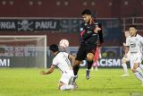 Pesepakbola Arema FC Muhammad Rafli (kanan) berebut bola dengan pesepakbola Persija Jakarta Firza Andika saat pertandingan BRI Liga 1 di Stadion Gelora Soepriadi Kota Blitar, Jawa Timur, Sabtu (26/10/2024). Persija Jakarta mengalahkan Arema FC dengan skor 2-1. Antara Jatim/M Ilham/ia/Um