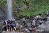 Wisatawan menikmati suasana Curug Pelangi Cimahi di Cisarua, Kabupaten Bandung Barat, Jawa Barat, Minggu (27/10/2024). Air terjun atau curug yang memiliki ketinggian 87 meter dan menjadi salah satu air terjun tertinggi di Jawa Barat tersebut berpotensi menjadi destinasi wisata unggulan yang dapat meningkatkan kunjungan pariwisata serta perekonomian masyarakat di kawasan tersebut. ANTARA FOTO/Abdan Syakura/agr
