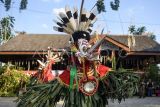 Sejumlah warga Suku Dayak Bahau melakukan ritual tarian Hudoq Tahari di Lamin Amin Ayaaq Syahrie Jaang, Batu Cermin, Samarinda, Kalimantan Timur, Sabtu (26/10/2024). Ritual adat tersebut dilakukan saat masa menugal (menanam padi di ladang) sebagai ungkapan rasa syukur serta memohon kepada sang pencipta agar ladang mereka tidak diganggu roh jahat. Antara Kaltim/M Risyal Hidayat
