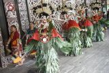 Sejumlah warga Suku Dayak Bahau melakukan ritual tarian Hudoq Tahari di Lamin Amin Ayaaq Syahrie Jaang, Batu Cermin, Samarinda, Kalimantan Timur, Sabtu (26/10/2024). Ritual adat tersebut dilakukan saat masa menugal (menanam padi di ladang) sebagai ungkapan rasa syukur serta memohon kepada sang pencipta agar ladang mereka tidak diganggu roh jahat. Antara Kaltim/M Risyal Hidayat
