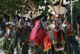 Sejumlah warga Suku Dayak Bahau melakukan ritual tarian Hudoq Tahari di Lamin Amin Ayaaq Syahrie Jaang, Batu Cermin, Samarinda, Kalimantan Timur, Sabtu (26/10/2024). Ritual adat tersebut dilakukan saat masa menugal (menanam padi di ladang) sebagai ungkapan rasa syukur serta memohon kepada sang pencipta agar ladang mereka tidak diganggu roh jahat. Antara Kaltim/M Risyal Hidayat
