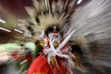 Sejumlah warga Suku Dayak Bahau melakukan ritual tarian Hudoq Tahari di Lamin Amin Ayaaq Syahrie Jaang, Batu Cermin, Samarinda, Kalimantan Timur, Sabtu (26/10/2024). Ritual adat tersebut dilakukan saat masa menugal (menanam padi di ladang) sebagai ungkapan rasa syukur serta memohon kepada sang pencipta agar ladang mereka tidak diganggu roh jahat. Antara Kaltim/M Risyal Hidayat
