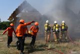 Petugas gabungan menolong korban dan memadamkan api saat Pelatihan dan Simulasi Penanggulangan Kebakaran di Kota Madiun, Jawa Timur, Minggu (27/10/2024). Kegiatan yang digelar Pemkot Madiun tersebut diikuti petugas gabungan terdiri petugas pemadam kebakaran, Badan Penanggulangan Bencana Daerah (BPBD), Satpol PP, Palang Merah Indonesia, dan relawan pemadam kebakaran dimaksudkan untuk meningkatkan kemampuan dalam penanggulangan kebakaran guna mitigasi bencana. Antara Jatim/Siswowidodo/mas.