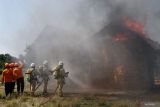 Petugas gabungan  memadamkan api saat Pelatihan dan Simulasi Penanggulangan Kebakaran di Kota Madiun, Jawa Timur, Minggu (27/10/2024). Kegiatan yang digelar Pemkot Madiun tersebut diikuti petugas gabungan terdiri petugas pemadam kebakaran, Badan Penanggulangan Bencana Daerah (BPBD), Satpol PP, Palang Merah Indonesia, dan relawan pemadam kebakaran dimaksudkan untuk meningkatkan kemampuan dalam penanggulangan kebakaran guna mitigasi bencana. Antara Jatim/Siswowidodo/mas.