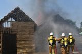 Petugas pemadam kebakaran memadamkan api saat Pelatihan dan Simulasi Penanggulangan Kebakaran di Kota Madiun, Jawa Timur, Minggu (27/10/2024). Kegiatan yang digelar Pemkot Madiun tersebut diikuti petugas gabungan terdiri petugas pemadam kebakaran, Badan Penanggulangan Bencana Daerah (BPBD), Satpol PP, Palang Merah Indonesia, dan relawan pemadam kebakaran dimaksudkan untuk meningkatkan kemampuan dalam penanggulangan kebakaran guna mitigasi bencana. Antara Jatim/Siswowidodo/mas.