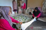 Perajin dari Komunitas Ecoprint Sabang menyelesaikan cetakan batik berbahan alami (ecoprint) di industri rumahan Ani Ecoprint, Kota Sabang, Aceh, Senin (28/10/2024). Kain ecoprint berbasis pewarna alami dari daun tersebut dijadikan pakaian, pasmina, tas, topi, mukena, dan kerudung yang dijual secara langsung maupun daring ke konsumen domestik hingga mancanegara dengan harga jual mulai Rp65.000 - Rp500.000 per unit tergantung jenis produk. ANTAR FOTO/Khalis Surry