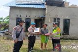 Warga korban puting beliung mulai perbaiki rumahnya, Polres Banyuasin salurkan bantuan sembako