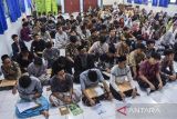 Santri dan umat Kristiani mengukuti kajian kitab kuning di Pondok Pesantren Darussalam, Kabupaten Ciamis, Jawa Barat, Senin (28/10/2024). Sebanyak 114 siswa Sekolah Santo Yakobus Jakarta memperingati Hari Sumpah Pemuda dengan mengunjungi Ponpes untuk menanamkan tolerasi antarumat beragama pada generasi muda. ANTARA FOTO/Adeng Bustomi/agr