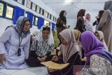 Santri dan umat Kristiani mengukuti kajian kitab kuning di Pondok Pesantren Darussalam, Kabupaten Ciamis, Jawa Barat, Senin (28/10/2024). Sebanyak 114 siswa Sekolah Santo Yakobus Jakarta memperingati Hari Sumpah Pemuda dengan mengunjungi Ponpes untuk menanamkan tolerasi antarumat beragama pada generasi muda. ANTARA FOTO/Adeng Bustomi/agr