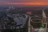 Foto udara kawasan simpang susun CBD tol Serpong Balaraja, Kabupaten Tangerang, Banten, Senin (28/10/2024). Kementerian Perekonomian menetapkan kawasan Serpong sebagai Proyek Strategis Nasional (PSN) dengan konsentrasi pada sektor pendidikan dan biomedical, hal tersebut membuat wilayah Tangerang Raya yang meliputi Kota Tangerang, Kota Tangerang Selatan dan Kabupaten Tangerang diprediksi menjadi new greater Jakarta karena ditunjang dengan fasilitas dan pengembang besar serta didukung dengan investasi pada Triwulan tiga tahun 2024 mencapai Rp11,18 Triliun. ANTARA FOTO/Galih Pradipta