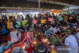 Warga membawa tenong berisi nasi tumpeng saat tradisi Tenongan di Desa Malang Semirang, Lobener, Indramayu, Jawa Barat, Senin (28/10/2024). Warga setempat menggelar tradisi Tenongan tersebut sebagai bentuk rasa syukur atas hasil panen padi. ANTARA FOTO/Dedhez Anggara/agr