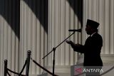 Siluet Pj Gubernur Banten Al Muktabar memimpin upacara peringatan Hari Sumpah Pemuda di lapangan kantor Gubernur Banten, Kota Serang, Banten, Senin (28/10/2024). Peringatan Hari Sumpah Pemuda ke-96 tahun 2024 mengusung tema Maju Bersama Indonesia Raya, yang diharapkan dapat menjadi sumber inspirasi serta pendorong semangat bagi pemuda Indonesia untuk meraih prestasi di tingkat global. ANTARA FOTO/Angga Budhiyanto/gp