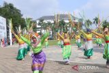 Sejumlah penari membawakan tarian kolosal Pemuda Pemudi pada acara peringatan Sumpah Pemuda di Kantor Gubernur Kalimantan Barat di Pontianak, Kalbar, Senin (28/10/2024). Acara peringatan Hari Sumpah Pemuda yang dimeriahkan dengan tarian tiga etnis Kalbar, aksi drum band dan lainnya tersebut untuk memberikan inspirasi semangat persatuan dan kesatuan pemuda-pemudi Indonesia. Antara Kalbar/Victorya Fernando