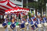 Sejumlah Praja IPDN menggelar atraksi Drum Band Gita Abdi Praja IPDN Kalbar pada acara peringatan Sumpah Pemuda di Kantor Gubernur Kalimantan Barat di Pontianak, Kalbar, Senin (28/10/2024). Acara peringatan Hari Sumpah Pemuda yang dimeriahkan dengan tarian tiga etnis Kalbar, aksi drum band dan lainnya tersebut untuk memberikan inspirasi semangat persatuan dan kesatuan pemuda-pemudi Indonesia. Antara Kalbar/Victorya Fernando