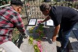 Sejumlah pemuda penggiat seni dan budaya melaakukan ritual doa sambil memainkan biola dengan instrumen lagu kebangsaan Indonesia Raya di pusara makam Willem Mauritius (WM) Van Eldik, guru musik pahlawan nasional WR Supratman di TPU Ngujang, Tulungagung, Jawa Timur, Senin (28/10/2024). Aksi tabur bunga dan doa bersama di atas makam itu mereka gelar dalam rangka memperingati Hari Sumpah Pemuda sekaligus menghormati jasa seorang vguru musik kelahiran Belanda yang berjasa atas 