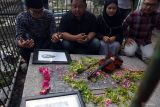 Sejumlah pemuda penggiat seni dan budaya melaakukan ritual doa sambil memainkan biola dengan instrumen lagu kebangsaan Indonesia Raya di pusara makam Willem Mauritius (WM) Van Eldik, guru musik pahlawan nasional WR Supratman di TPU Ngujang, Tulungagung, Jawa Timur, Senin (28/10/2024). Aksi tabur bunga dan doa bersama di atas makam itu mereka gelar dalam rangka memperingati Hari Sumpah Pemuda sekaligus menghormati jasa seorang vguru musik kelahiran Belanda yang berjasa atas 