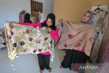 Perajin dari Komunitas Ecoprint Sabang memperlihatkan kain batik berbahan alami (ecoprint) di industri rumahan Ani Ecoprint, Kota Sabang, Aceh, Senin (28/10/2024). Kain ecoprint berbasis pewarna alami dari daun tersebut dijadikan pakaian, pasmina, tas, topi, mukena, dan kerudung yang dijual secara langsung maupun daring ke konsumen domestik hingga mancanegara dengan harga jual mulai Rp65.000 - Rp500.000 per unit tergantung jenis produk. ANTAR FOTO/Khalis Surry