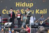 Pj Gubernur Jawa Timur Adhy Karyono (kiri) dan Pangdam V/Brawijaya Mayjen TNI Rudy Saladin (kanan) bernyanyi bersama vokalis band Wali Farhan Zainal Muttaqin atau Faank (tengah) usai upacara peringatan Hari Sumpah Pemuda di halaman Gedung Negara Grahadi, Surabaya, Jawa Timur, Senin (28/10/2024). Peringatan Hari Sumpah Pemuda tersebut mengusung tema Maju Bersama Indonesia Raya. ANTARA Jatim/Moch Asim.