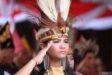 Peserta berbusana adat dari Papua Barat memberi hormat kepada Bendera Merah Putih saat mengikuti upacara peringatan Hari Sumpah Pemuda di halaman Gedung Negara Grahadi, Surabaya, Jawa Timur, Senin (28/10/2024). Peringatan Hari Sumpah Pemuda tersebut mengusung tema Maju Bersama Indonesia Raya. ANTARA Jatim/Moch Asim.