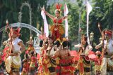 Sejumlah penari membawakan tari kolosal The Art Youth Banyuwangi di sela upacara peringatan Hari Sumpah Pemuda di halaman Gedung Negara Grahadi, Surabaya, Jawa Timur, Senin (28/10/2024). Peringatan Hari Sumpah Pemuda tersebut mengusung tema Maju Bersama Indonesia Raya. ANTARA Jatim/Moch Asim.