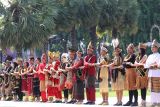 Peserta berbusana adat dari berbagai daerah di Indonesia saling bergandengan tangan saat pembacaan teks Keputusan Kongres Pemuda Indoensia 1928 pada upacara peringatan Hari Sumpah Pemuda di halaman Gedung Negara Grahadi, Surabaya, Jawa Timur, Senin (28/10/2024). Peringatan Hari Sumpah Pemuda tersebut mengusung tema Maju Bersama Indonesia Raya. ANTARA Jatim/Moch Asim.