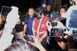 Petugas mengawal terpidana kasus pembunuhan Dini Sera Afriyanti, Gregorius Ronald Tannur (tengah) saat rilis penangkapannya oleh tim gabungan dari Kejaksaan Negeri (Kejari) Surabaya dan Kejaksaan Tinggi (Kejati) Jawa Timur di Surabaya, Jawa Timur, Minggu (27/10/2024). Penangkapan Ronald Tannur tersebut sebagai tindak lanjut dari pelaksanaan atau eksekusi atas putusan kasasi Mahakamah Agung dalam tindak pidana pembunuhan atau penganiayaan dengan vonis penjara 5 tahun. ANTARA Jatim/Moch Asim.