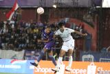 Pesepak bola Persib Bandung Kakang Rudianto (kanan) menyundul bola bersama pesepak bola Persik Kediri Rohit Chand (kiri) pada kompetisi Liga 1 di Stadion Brawijaya, Kota Kediri, Jawa Timur, Senin (28/10/2024). Pertandingan tersebut dimenangkan oleh Persib Bandung dengan skor 2-0. Antara Jatim/Prasetia Fauzani/um