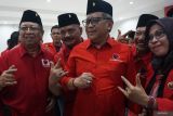 Sekretaris Jenderal DPP PDIP Hasto Kristiyanto (tengah) berfoto bersama Cabup/Cawabup Tulungagung Maryoto Birowo (kiri) - Didik Girnoto Yekti (kedua kiri) saat konsolidasi internal partai di Trenggalek, Jawa Timur, Selasa (29/10/2024). Konsolidasi internal itu dilakukan Hasto di beberaoa wilayah Jatim sebagai upaya penguatan basis elektoral dalam rangka pemenangan pilkada serentak 2024. Antara Jatim/Destyan Sujarwoko/um