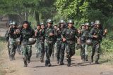 Sejumlah prajurit Korps Marinir TNI AL mengikuti lomba cross country pada lomba Pembinaan Satuan (Binsat) Korps Marinir di Bhumi Marinir Karang Pilang, Surabaya, Jawa Timur, Selasa (29/10/2024). Lomba Binsat 2024 yang digelar untuk menyambut HUT ke-79 Korps Marinir itu diikuti satuan-satuan batalyon marinir di Indonesia dengan melombakan menembak senapan, menembak sniper, menembak pistol, cross country, dayung perahu karet, renang militer dan halang rintang. Antara Jatim/Didik Suhartono/um