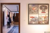 Pengunjung mengamati lukisan dalam pameran seni bertajuk Wetland Milestones di Rumah Budaya Malik Ibrahim, Sidoarjo, Jawa Timur, Selasa (29/10/2024). Pameran yang menampilkan 39 karya seni rupa dari 11 seniman itu berlangsung hingga 3 November 2024. Antara Jatim/Rizal Hanafi/um