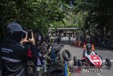 Peserta mengendarai mobil listrik melintas di jalur balap saat mengikuti Kompetisi Mobil Listrik Indonesia 2024 kategori slalom di kampus Politeknik Negeri Bandung, Kabupaten Bandung Barat, Jawa Barat, Selasa (29/10/2024). Kompetisi yang diikuti 24 tim dari 21 Perguruan Tinggi di Indonesia tersebut sebagai upaya untuk meningkatkan kreativitas mahasiswa serta menambah kesadaran dalam menanggapi isu global tentang lingkungan hidup dan energi dengan cara menciptakan teknologi yang ramah lingkungan dan mengurangi pemakaian bahan bakar minyak. ANTARA FOTO/Abdan Syakura/agr