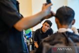 Warga disabilitas mengikuti pelatihan mencukur di kantor Disnaker Kota Bandung, Jawa Barat, Selasa (29/10/2024). Sebanyak 20 warga disabilitas mengikuti pelatihan mencukur yang digelar oleh Pemerintah Kota Bandung guna meningkatkan kompetensi warga disabilitas agar mampu bersaing dalam dunia usaha. ANTARA FOTO/Raisan Al Farisi/agr