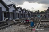 Pekerja menyelesaikan pembangunan rumah subsidi di salah satu perumahan di Kota Serang, Banten, Selasa (29/10/2024). Menteri Perumahan dan Kawasan Permukiman (PKP) Maruarar Sirait mengungkapkan rencana anggaran perumahan pada tahun 2025 sebesar Rp5,07 triliun untuk membangun tiga juta rumah, serta melanjutkan proyek pada sektor perumahan untuk Ibu Kota Nusantara (IKN) yang sudah berjalan. ANTARA FOTO/Angga Budhiyanto/gp