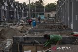 Pekerja menyelesaikan pembangunan rumah subsidi di salah satu perumahan di Kota Serang, Banten, Selasa (29/10/2024). Menteri Perumahan dan Kawasan Permukiman (PKP) Maruarar Sirait mengungkapkan rencana anggaran perumahan pada tahun 2025 sebesar Rp5,07 triliun untuk membangun tiga juta rumah, serta melanjutkan proyek pada sektor perumahan untuk Ibu Kota Nusantara (IKN) yang sudah berjalan. ANTARA FOTO/Angga Budhiyanto/gp