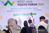 PJ Gubernur Jawa Barat Bey Machmudin memberikan kata sambutan saat menghadiri West Java Youth Forum di Bandung, Jawa Barat, Selasa (29/10/2024). Pemerintah Provinsi Jawa Barat menggelar West Java Youth Forum yang diikuti oleh 100 pemuda/pemudi terpilih dari 27 kabupaten/kota yang ada di Jawa Barat, guna membangun sinergi dan menampung ide atau gagasan dari pemuda untuk pemerintah dengan tujuan mempercepat pembangunan di Jawa Barat. ANTARA FOTO/Raisan Al Farisi/agr