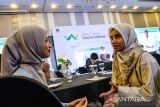 Mahasiswa berdiskusi saat mengikuti West Java Youth Forum di Bandung, Jawa Barat, Selasa (29/10/2024). Pemerintah Provinsi Jawa Barat menggelar West Java Youth Forum yang diikuti oleh 100 pemuda/pemudi terpilih dari 27 kabupaten/kota yang ada di Jawa Barat, guna membangun sinergi dan menampung ide atau gagasan dari pemuda untuk pemerintah dengan tujuan mempercepat pembangunan di Jawa Barat. ANTARA FOTO/Raisan Al Farisi/agr