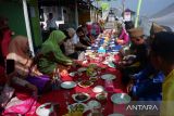 Sejumlah warga makan bersama dalam Lomba Saprahan yang digelar pada Festival Bansir Laut di tepian Sungai Kapuas, Pontianak, Kalimantan Barat, Sabtu (26/10/2024). Kegiatan yang diikuti warga Kelurahan Bansir Laut tersebut bertujuan untuk menjalin silaturahmi dan melestarikan tradisi saprahan yang merupakan warisan budaya Melayu Kalimantan Barat. Antara Kalbar/Edo Saputra/Jhw