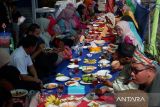 Sejumlah warga makan bersama dalam Lomba Saprahan yang digelar pada Festival Bansir Laut di tepian Sungai Kapuas, Pontianak, Kalimantan Barat, Sabtu (26/10/2024). Kegiatan yang diikuti warga Kelurahan Bansir Laut tersebut bertujuan untuk menjalin silaturahmi dan melestarikan tradisi saprahan yang merupakan warisan budaya Melayu Kalimantan Barat. Antara Kalbar/Edo Saputra/Jhw